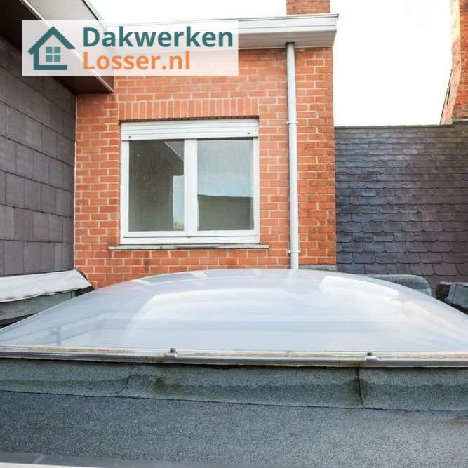 Inspectie van een plat dak in losser met lichtkoepel