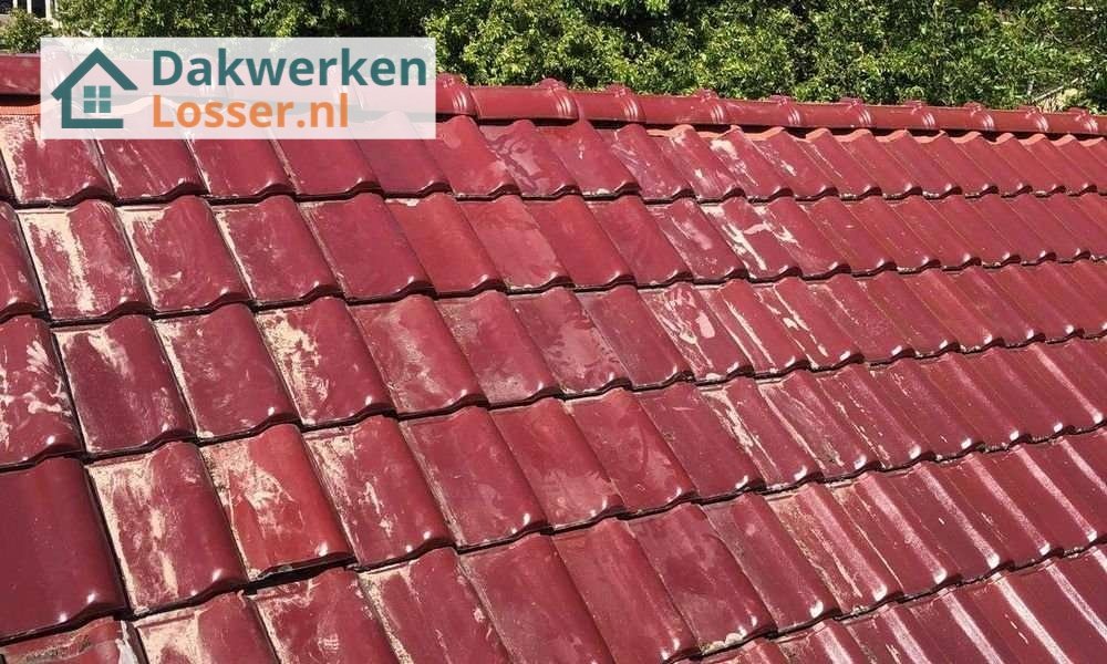 Rood pannendak aangelegd door dakdekker